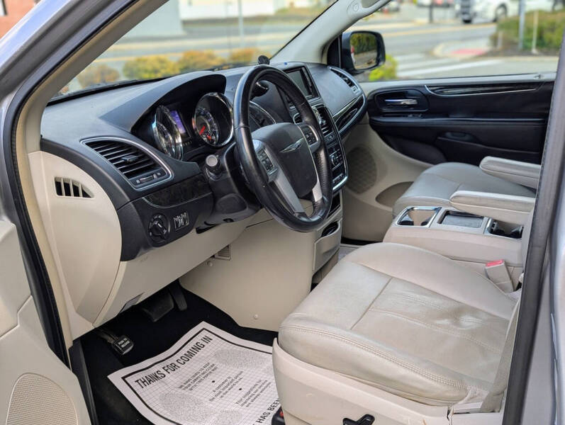 2013 Chrysler Town and Country Touring