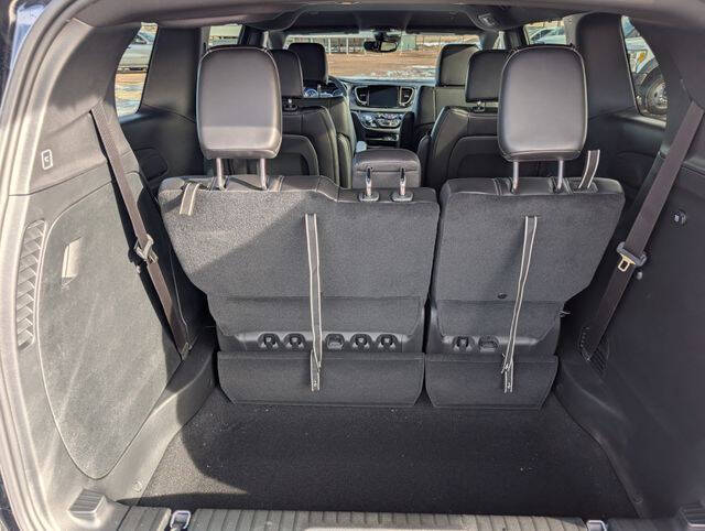 2026 Chrysler Pacifica Select