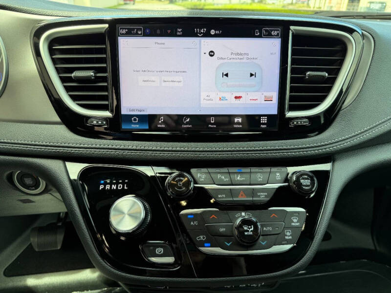 2025 Chrysler Pacifica Select