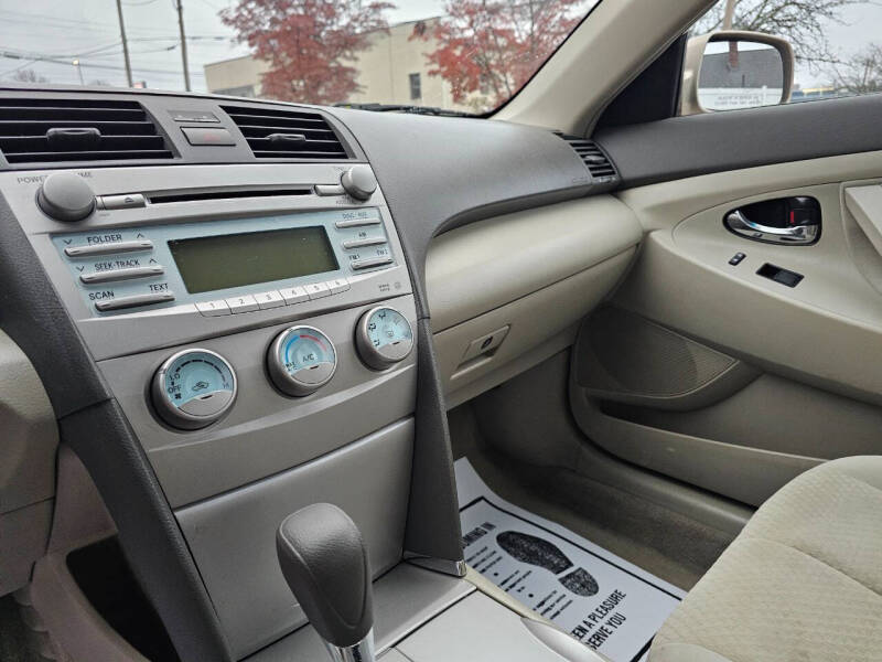 2008 Toyota Camry LE photo 23