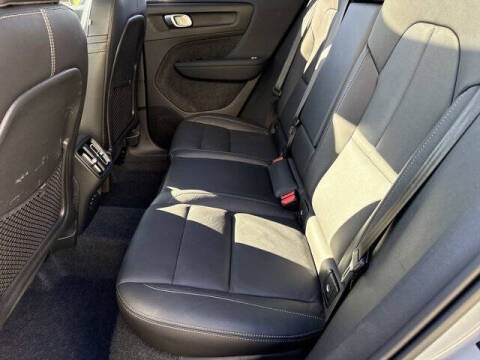 2025 Volvo XC40 B5 Core Bright Theme