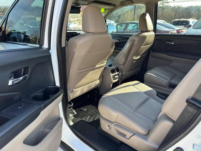 2022 Honda Pilot Touring w/Rear Captain's Chairs