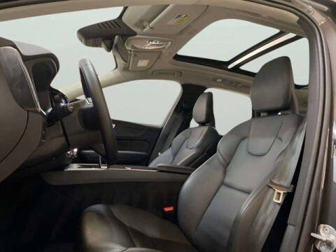 2025 Volvo XC60 B5 Core Dark Theme