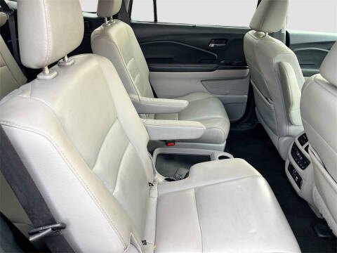 2021 Honda Pilot Touring w/Rear Captain's Chairs