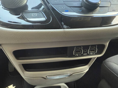 2023 Chrysler Voyager LX