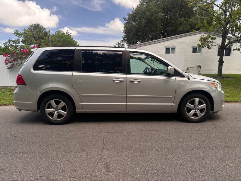 2011 Volkswagen Routan SE