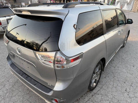 2014 Toyota Sienna SE 8-Passenger