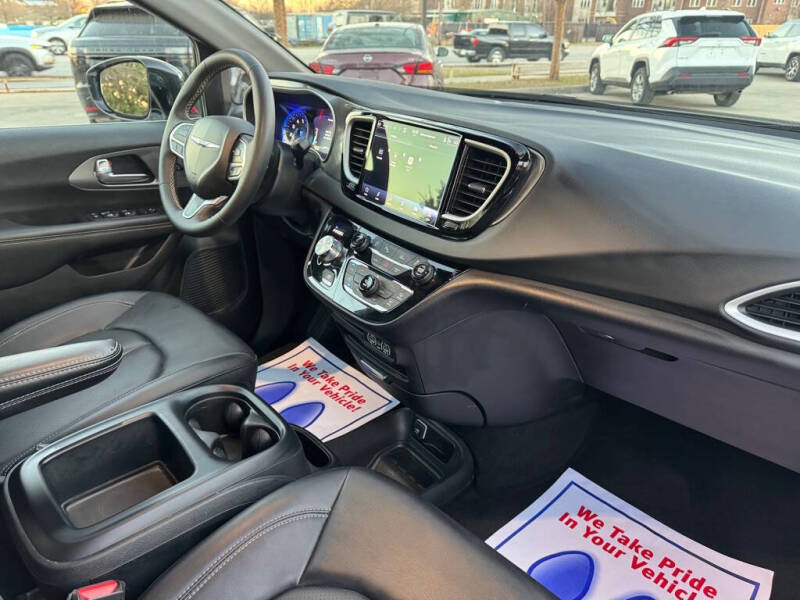 2025 Chrysler Pacifica Select