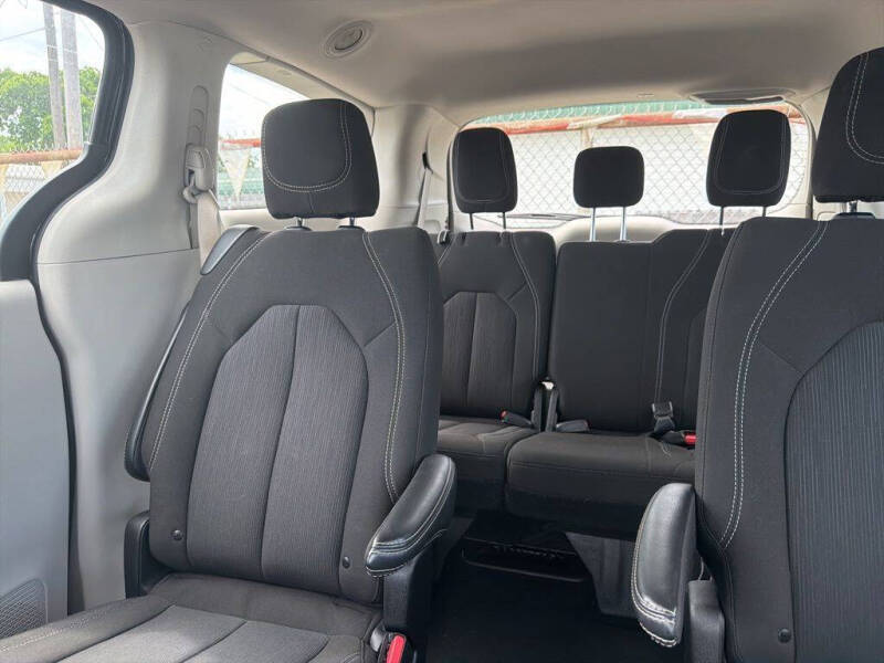 2023 Chrysler Voyager LX