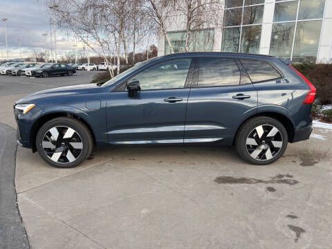2025 Volvo XC60 T8 Plus Dark Theme