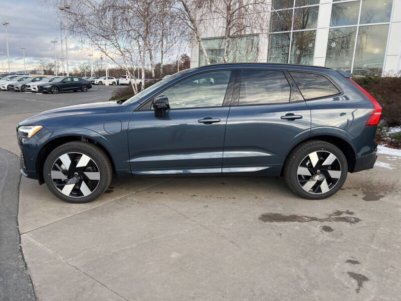 2025 Volvo XC60 T8 Plus Dark Theme