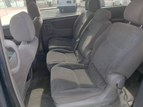 2005 Toyota Sienna LE 8 Passenger