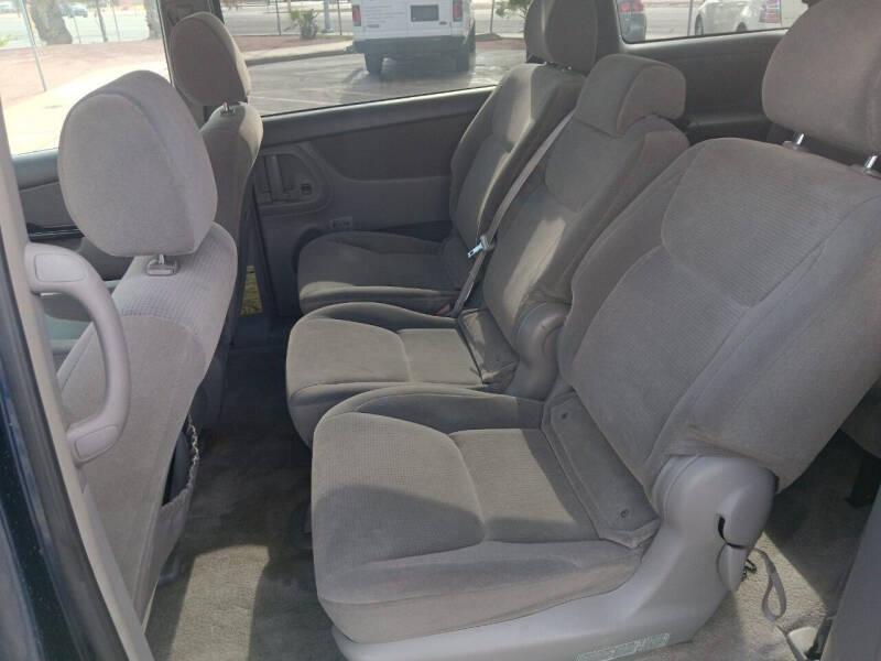 2005 Toyota Sienna LE 8 Passenger