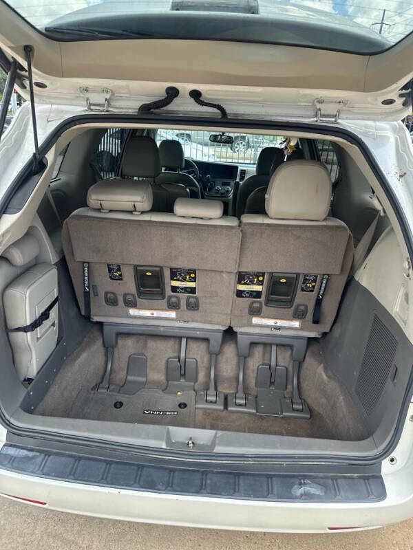 2017 Toyota Sienna XLE 7-Passenger Auto Access Seat