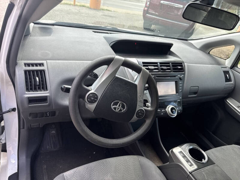 2014 Toyota Prius v Two