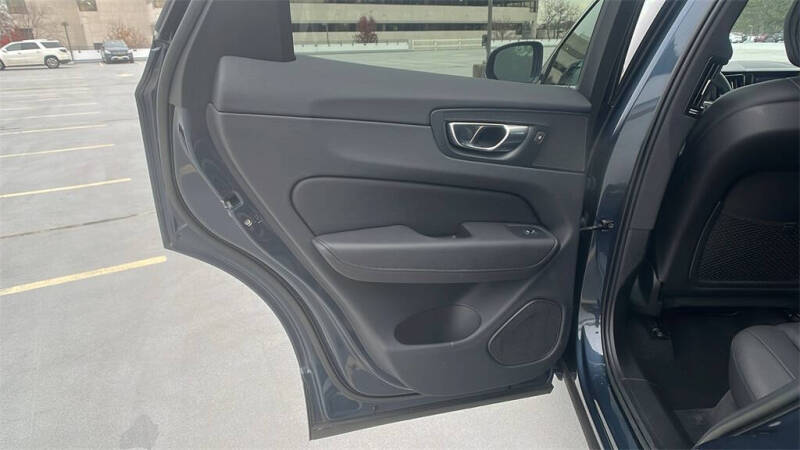 2022 Volvo XC60 B5 Momentum