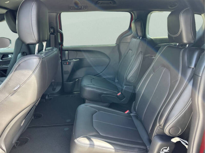 2027 Chrysler Pacifica LX