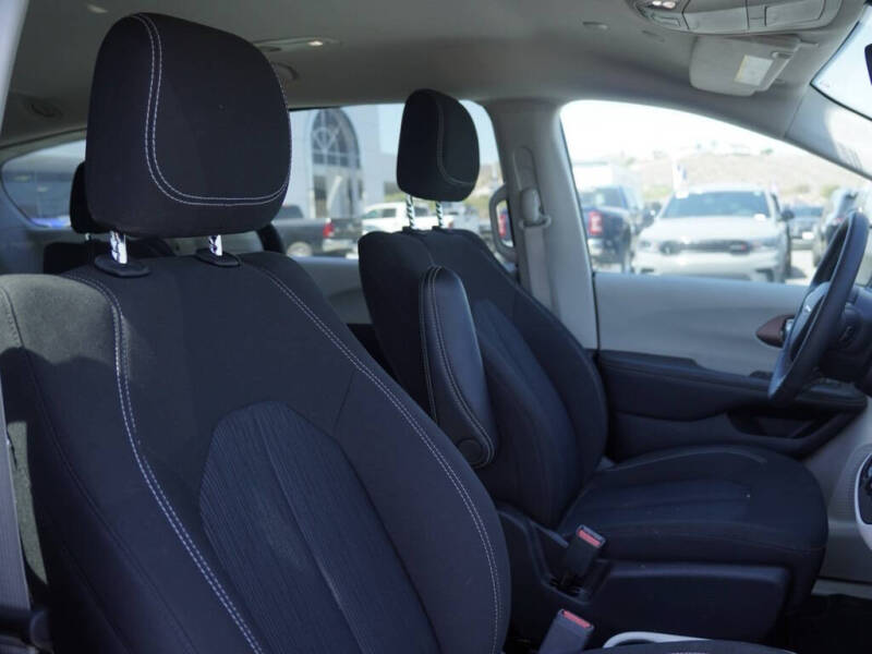 2023 Chrysler Voyager LX