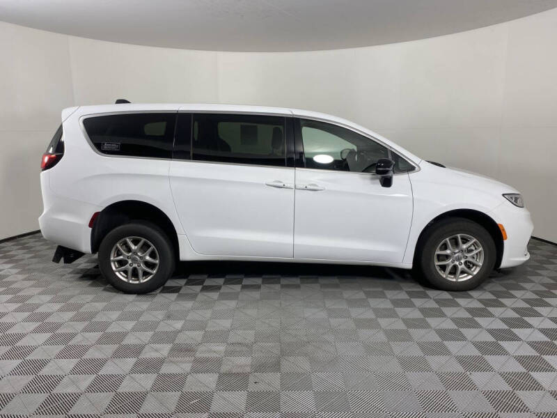 2024 Chrysler Pacifica Touring