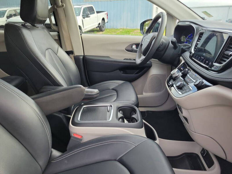 2024 Chrysler Pacifica Plug-In Hybrid Select