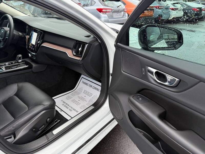 2022 Volvo S60 Recharge T8 R-Design Expression