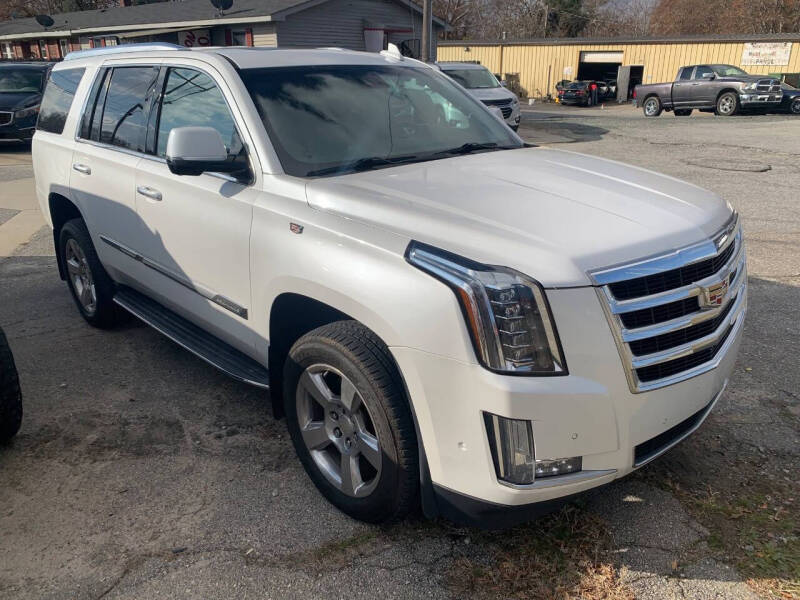 2017 Cadillac Escalade Luxury photo 3