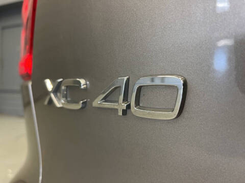 2022 Volvo XC40 T5 R-Design