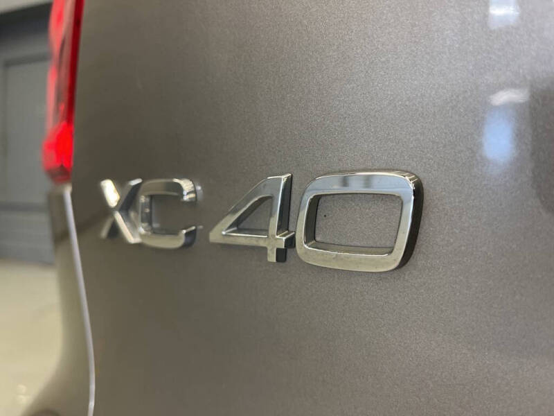 2022 Volvo XC40 T5 R-Design