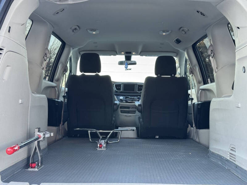 2022 Chrysler Voyager LX