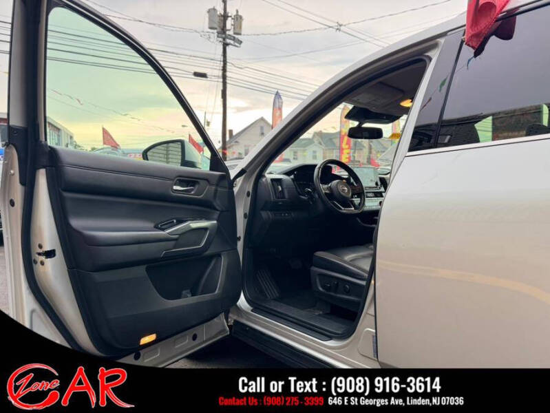 2022 Nissan Pathfinder SL