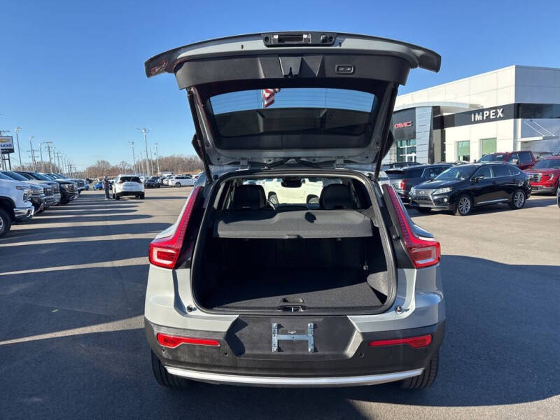 2025 Volvo XC40 B5 Core Bright Theme