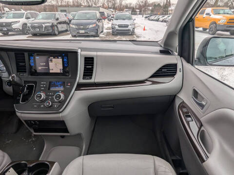 2017 Toyota Sienna XLE 8-Passenger