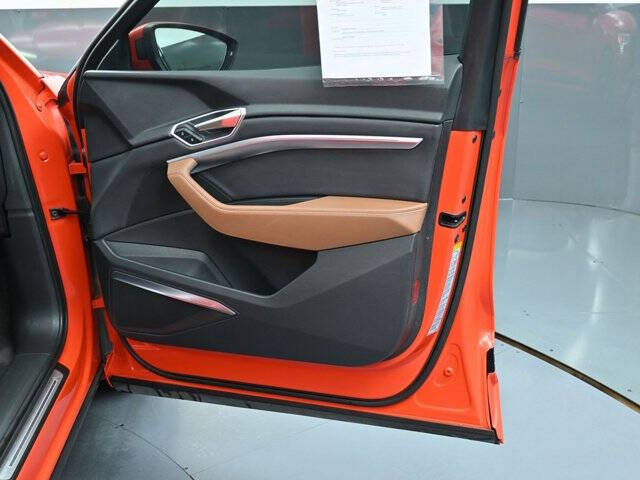 2022 Audi e-tron quattro Premium Plus