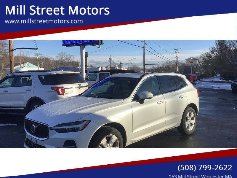 2022 Volvo XC60 Momentum's photo