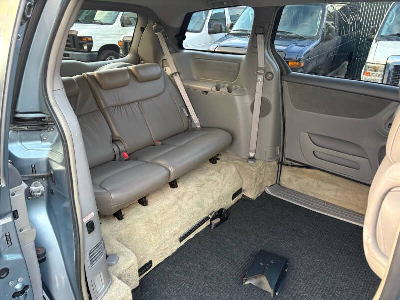 2005 Toyota Sienna LE 8 Passenger
