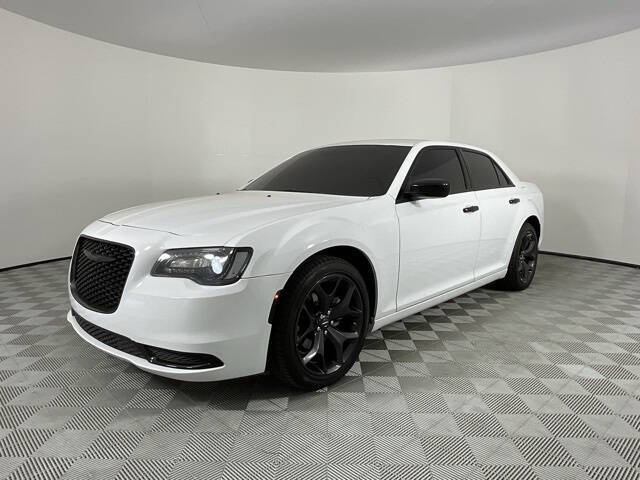 Chrysler 300's photo