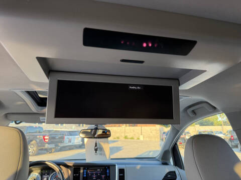 2015 Toyota Sienna XLE 7-Passenger Auto Access Seat