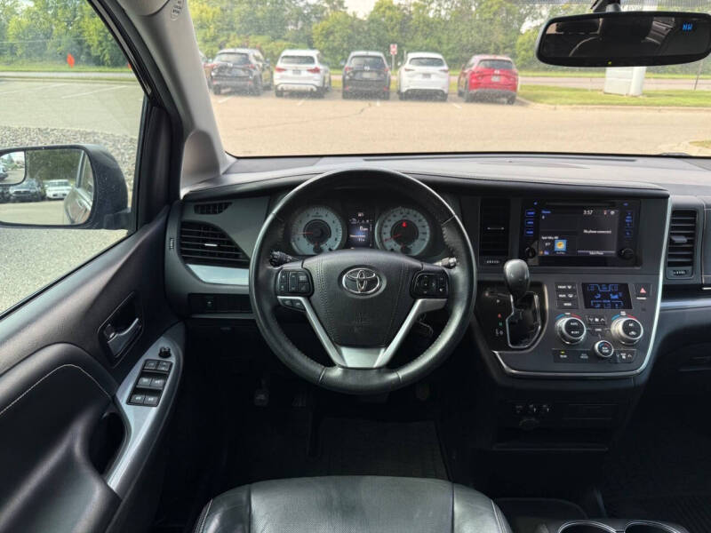 2017 Toyota Sienna SE 8-Passenger