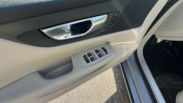 2024 Volvo S60 B5 Plus Dark Theme