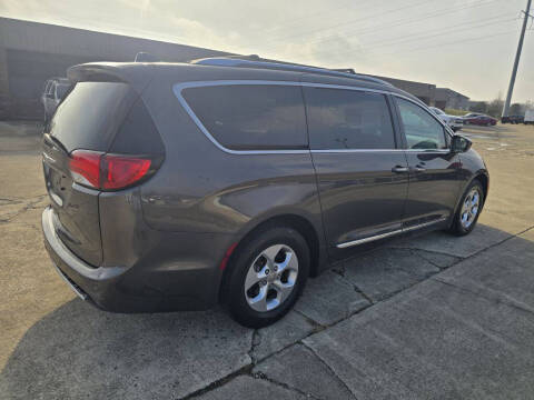 2017 Chrysler Pacifica Touring-L Plus