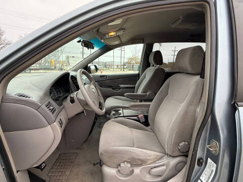 2004 Toyota Sienna CE 8 Passenger