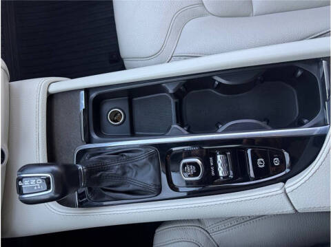 2020 Volvo V90 Cross Country T6