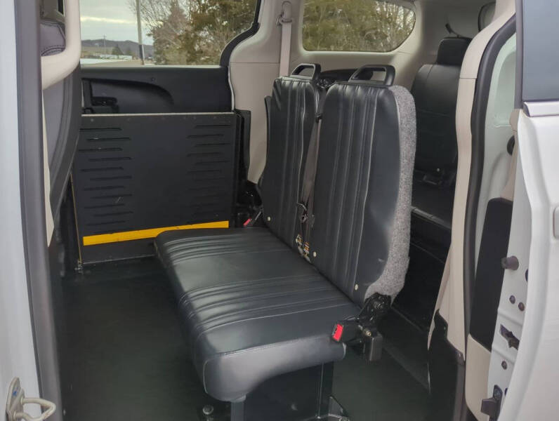 2023 Chrysler Voyager LX