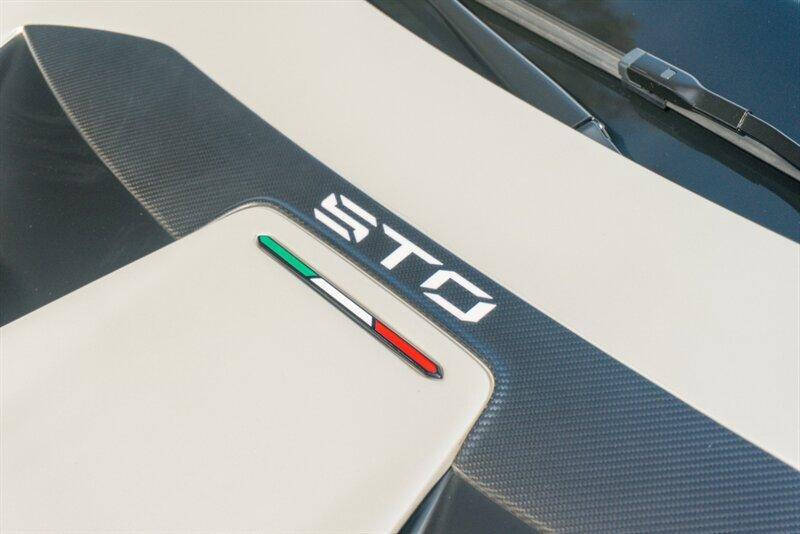 2022 Lamborghini Huracan STO