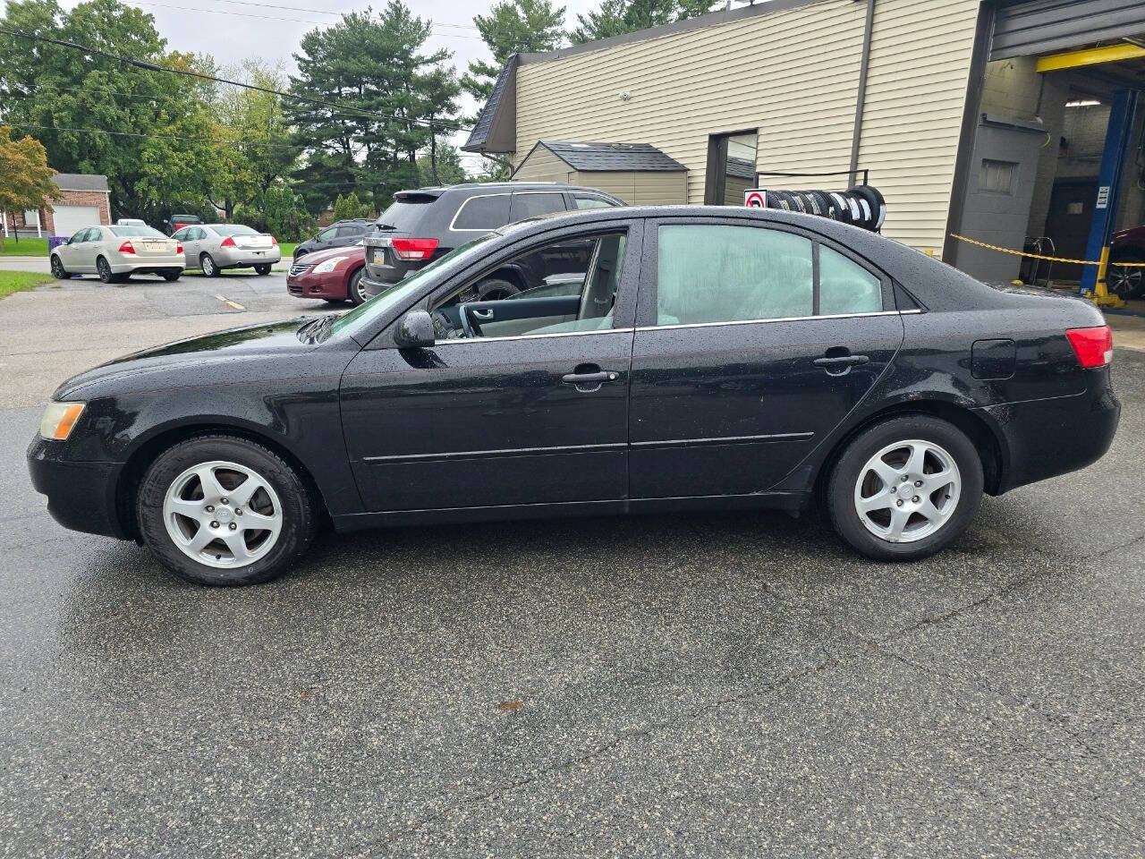 2006 Hyundai SONATA for sale at QUEENSGATE AUTO SALES in York, PA