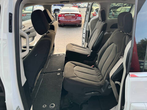 2022 Chrysler Voyager LX