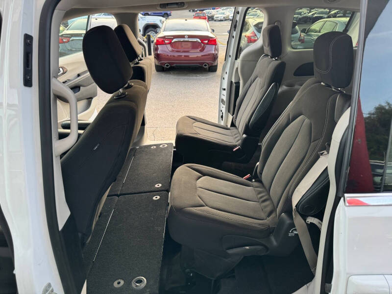 2022 Chrysler Voyager LX