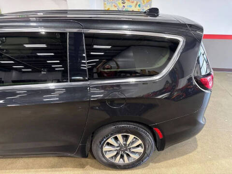 2024 Chrysler Pacifica Plug-In Hybrid Select