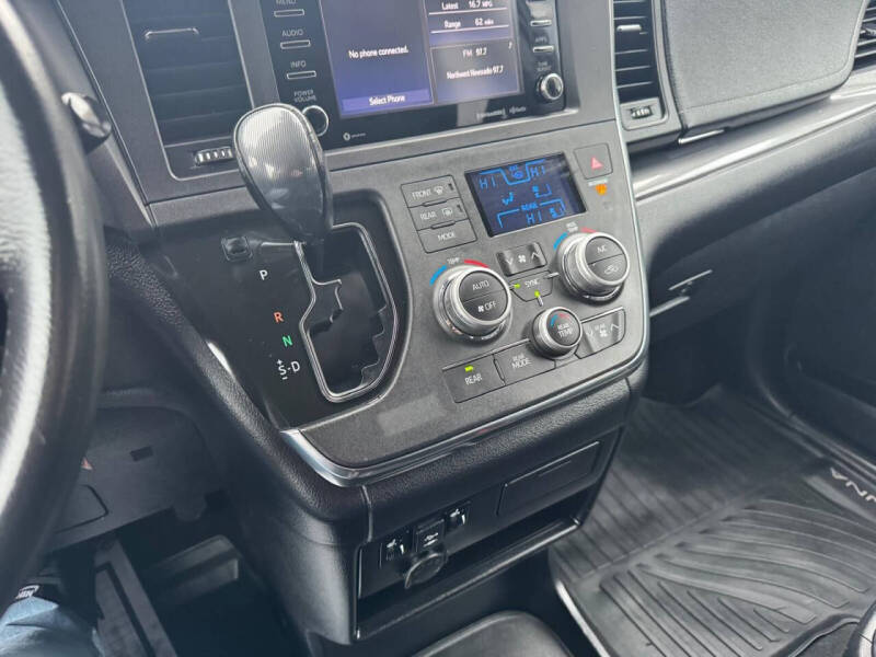 2018 Toyota Sienna SE Premium 8-Passenger