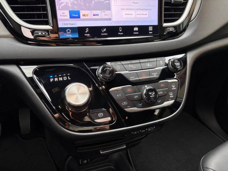 2025 Chrysler Pacifica Select